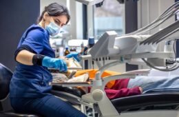 Fațete coroane implant dentar Craiova – Ce alegi?