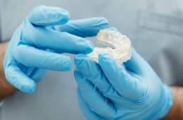 Îngrijirea și curățarea protezei dentare – sfaturi utile | StomaArt Craiova